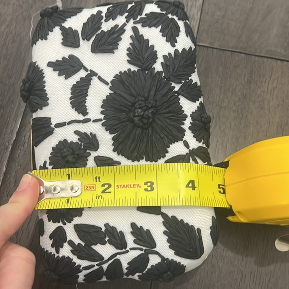 Kelly & Katie gold hardware crocheted like floral evening/daytime clutch purse - Picture 9 of 10